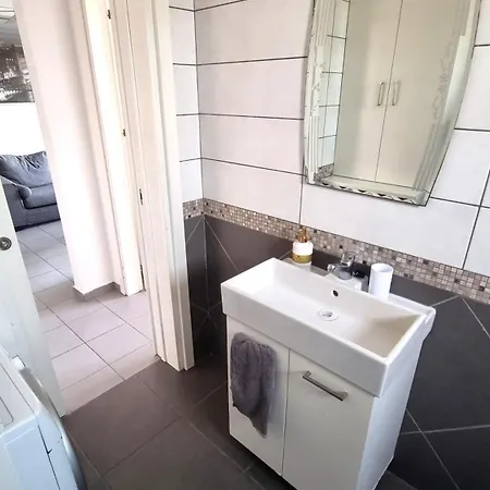 Апартаменти Beachside Comfort - 2br Apt,5 Min To The