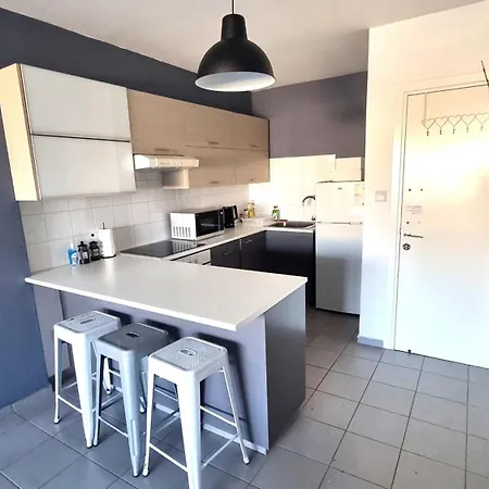 Beachside Comfort - 2br Apt,5 Min To The