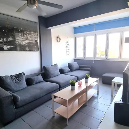 Beachside Comfort - 2br Apt,5 Min To The *