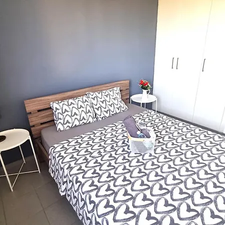 Beachside Comfort - 2br Apt,5 Min To The * Ларнака