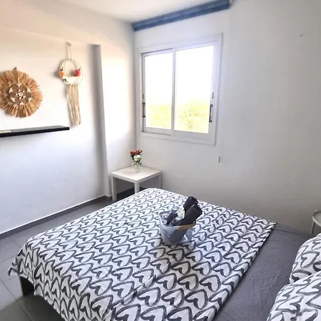 Beachside Comfort - 2br Apt,5 Min To The לרנקה