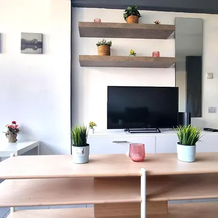 Beachside Comfort - 2br Apt,5 Min To The * לרנקה