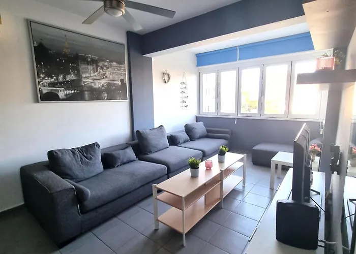 Beachside Comfort - 2br Apt,5 Min To The *