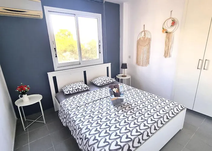 Beachside Comfort - 2br Apt,5 Min To The