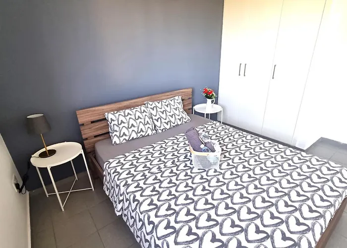 Beachside Comfort - 2br Apt,5 Min To The * ラルナカ