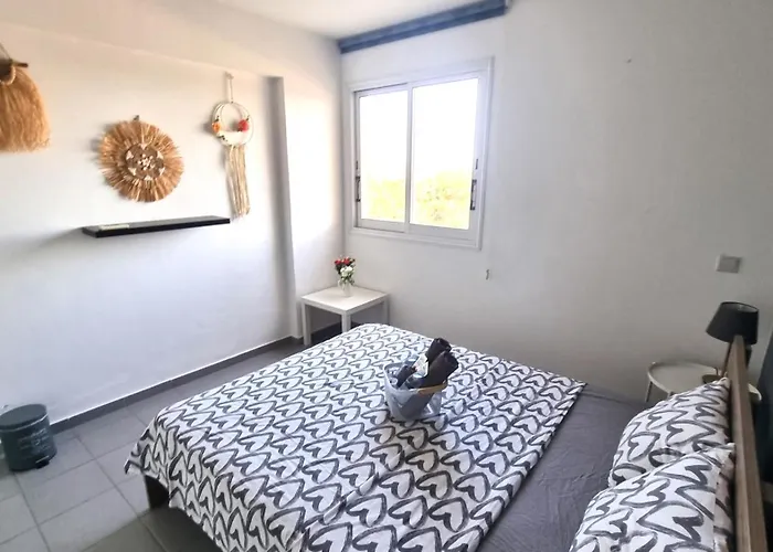 Beachside Comfort - 2br Apt,5 Min To The Larnaca