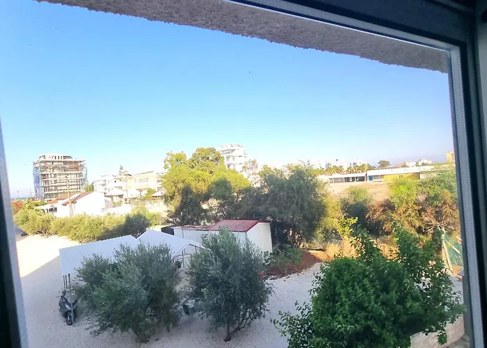 Beachside Comfort - 2br Apt,5 Min To The アパート ラルナカ